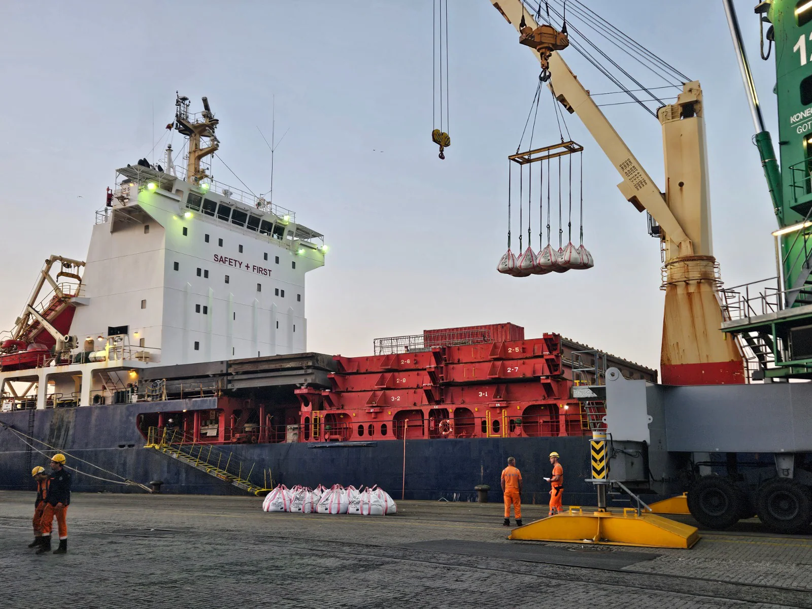 Big bags lifted from a cargo vessel during discharge